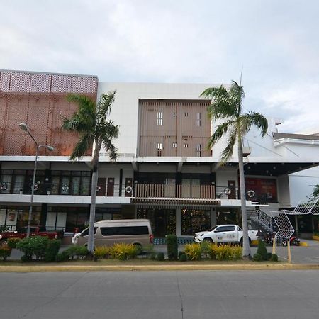 Viven Hotel Laoag Extérieur photo