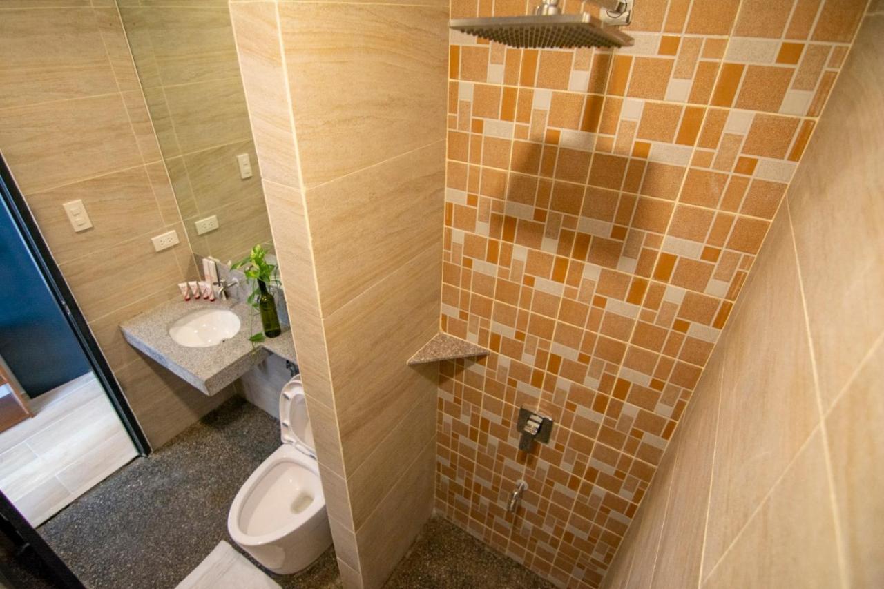 Viven Hotel Laoag Extérieur photo