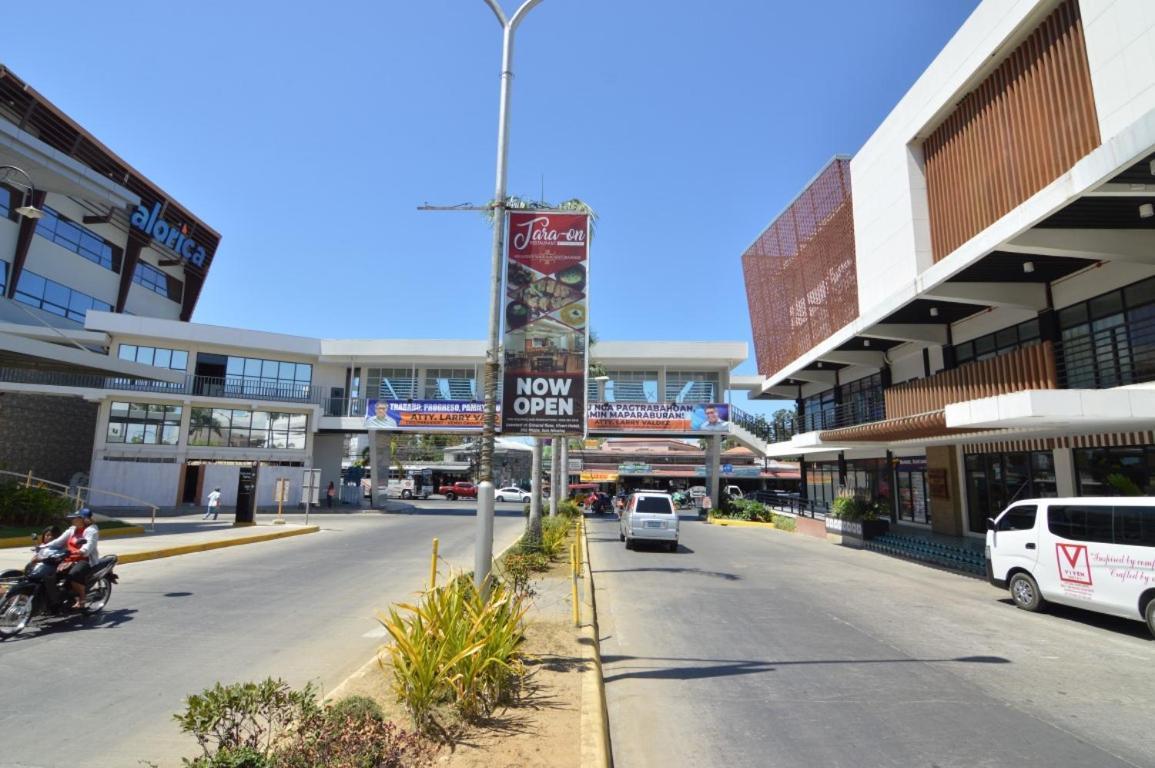 Viven Hotel Laoag Extérieur photo