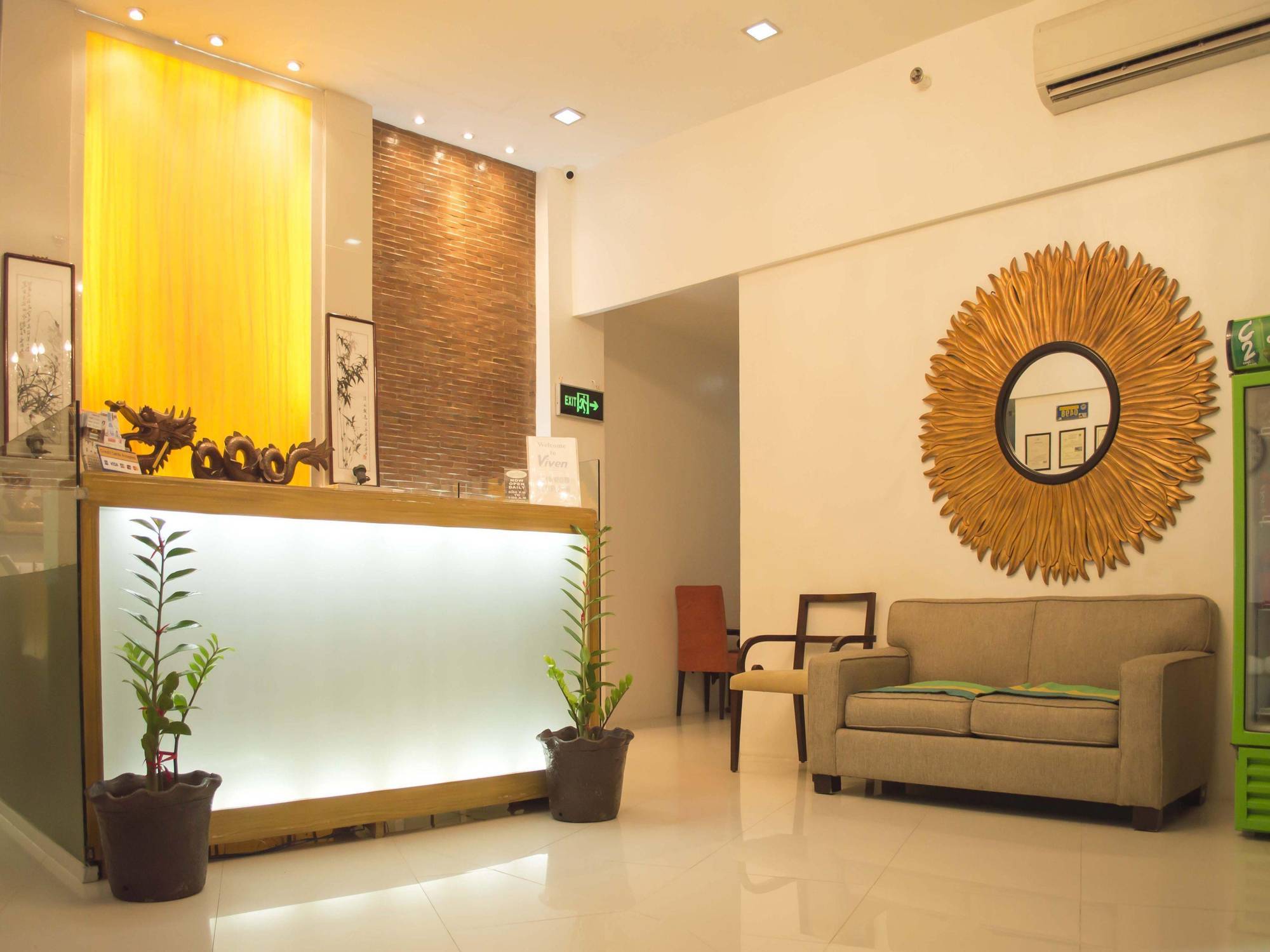 Viven Hotel Laoag Extérieur photo