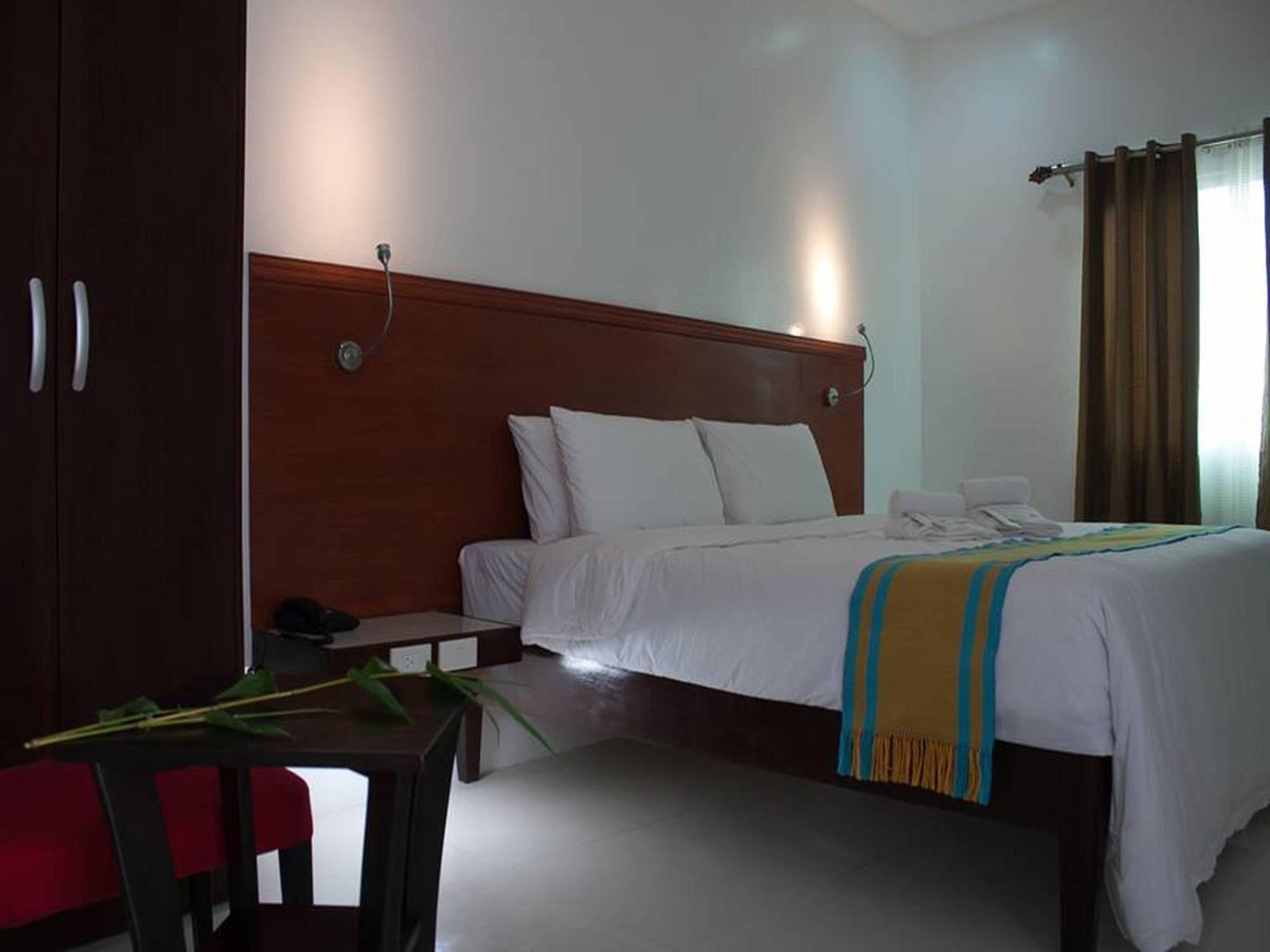 Viven Hotel Laoag Extérieur photo