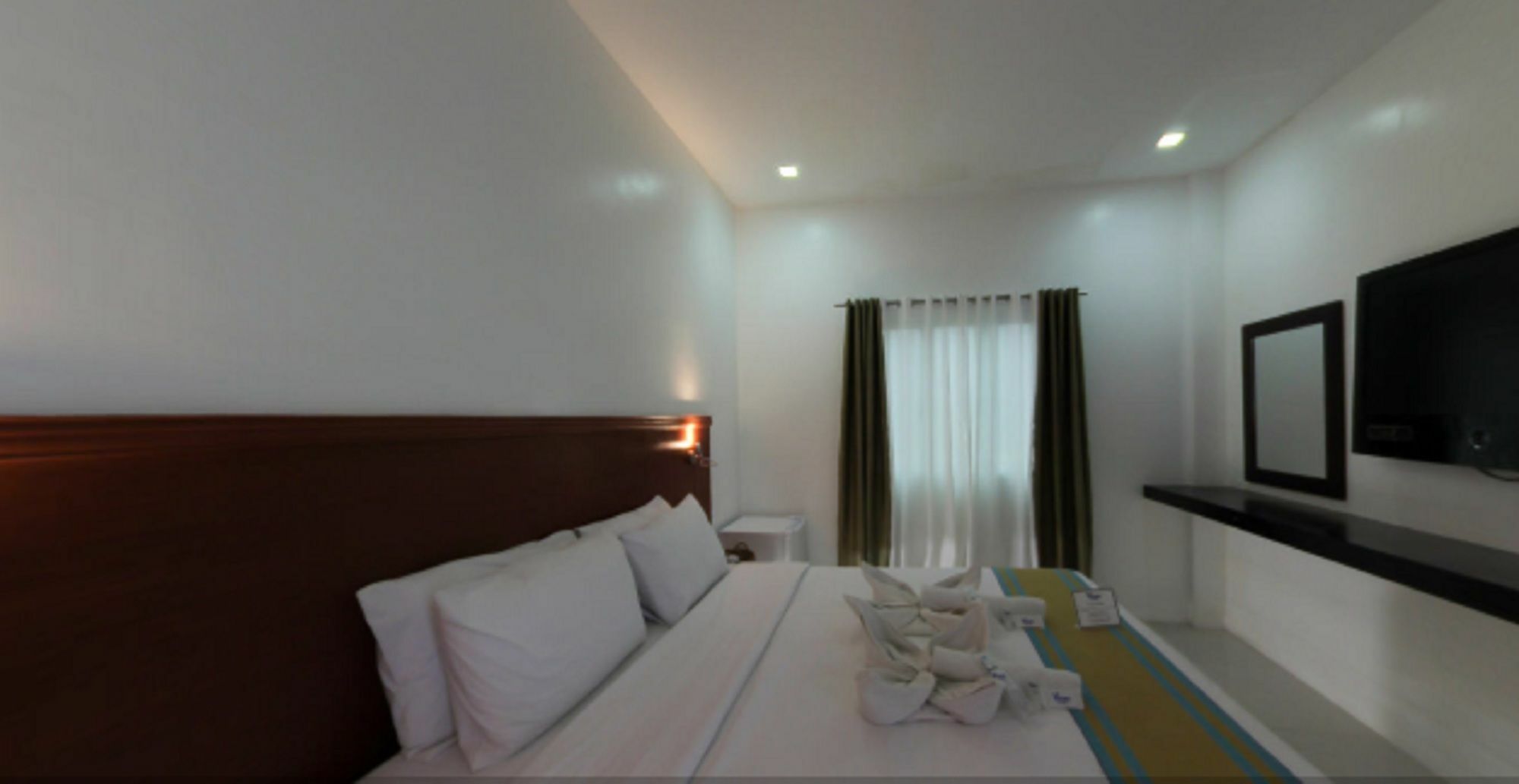 Viven Hotel Laoag Extérieur photo