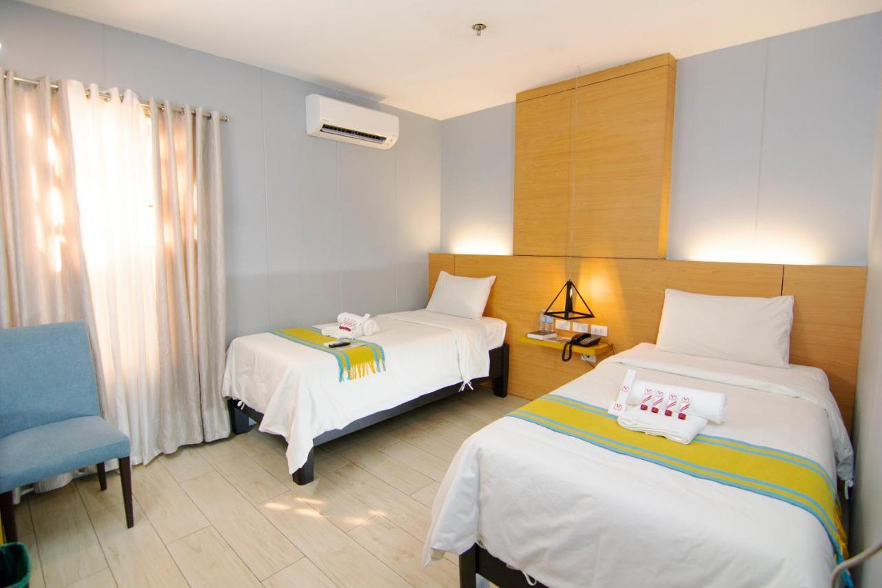 Viven Hotel Laoag Extérieur photo