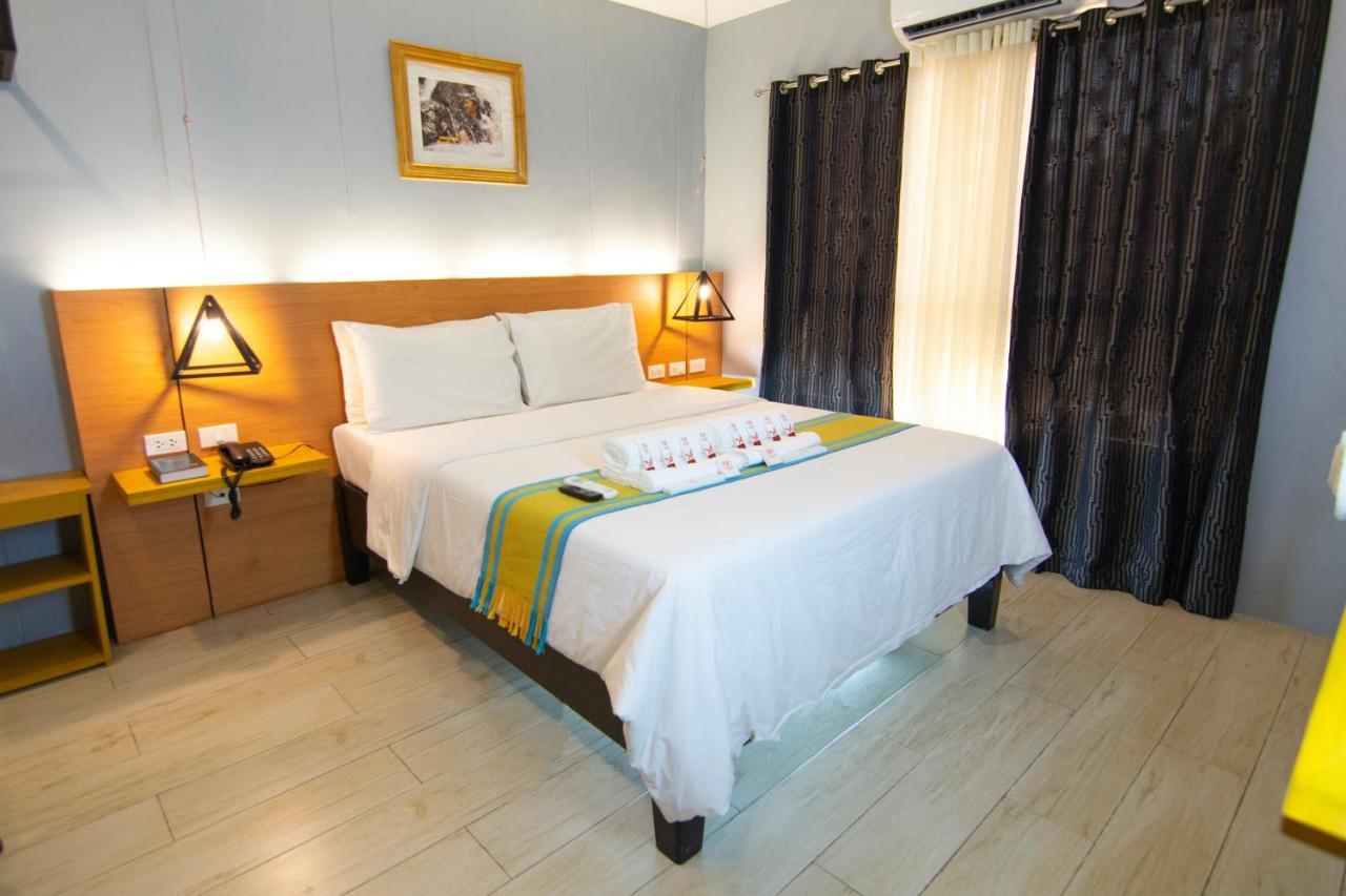 Viven Hotel Laoag Extérieur photo